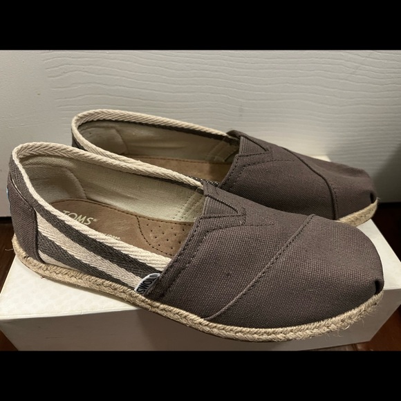 Brand new TOMs shoes size 6 - Picture 2 of 4